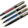 Pelikan R400 naslov ROLER Souveran R400 promjer kuglice: 1 mm; od visokokvalitetne smole; površina brušena dijamantom, klipsa i dekorativni prsteni pozlaćeni 24 karatnim zlatom, prepoznatljivo prugasto tijelo izrađeno od celuloida; s poklopcem; duljina rolera sa zatvorenim poklopcem: 12,6 cm; promjer mjeren na prstenu: 13 mm; težina: 22,8 g; u poklon kutiji