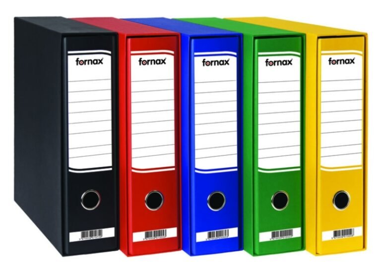 REGISTRATOR U KUTIJI  Office otisnuta etiketa na hrbtu; kaširan (cijeli presvučen papirom); uložak je presvučen 100 g, a kutija 115 g offset papirom u boji; debljina uloška: 1,5 mm, a debljina kutije: 1 mm